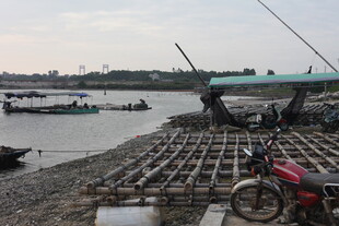 江边简易码头与停放摩托