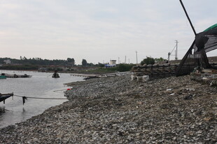 河岸景象 岸边碎石与水域