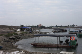 河边停泊的船只景象