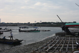 江边船只与岸边设施景象
