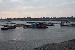 河畔停泊的船只景观