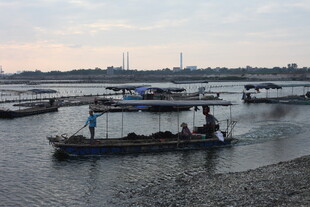 河上小船与岸边景象