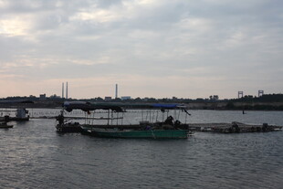 河畔船只与远处建筑景观