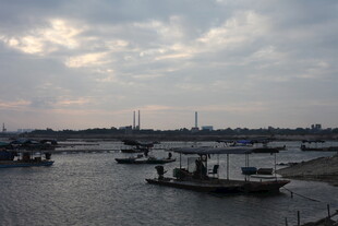 黄昏下的港口船只景象