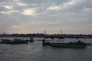 黄昏下的宁静水面与船只