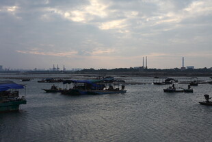 黄昏下宁静的水上船只景象