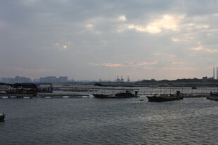 海上船只与天空景致