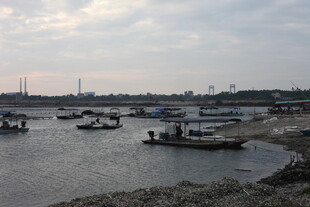 河畔停泊的船只景观