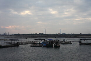 港口暮色中的停泊船只