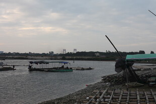 江边停泊的船只与设施