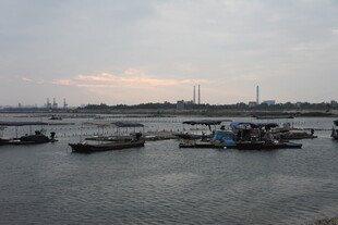 黄昏下宁静的港湾渔船景