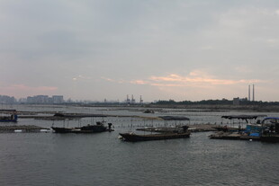 海港暮色中的停泊船只