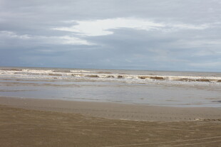 海边沙滩 海浪翻涌景象