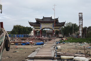 古建旁的简易码头场景