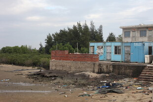 海边破旧房屋与杂物景象