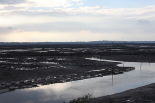 黄昏下的河流与广袤大地
