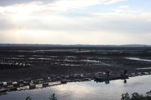 河畔风光 广袤天地景色