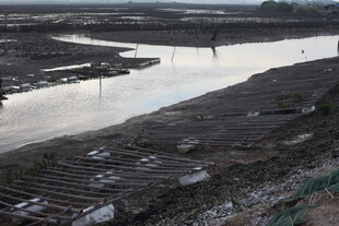 河岸施工现场俯瞰景象