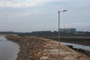 河边施工场景的黄昏景象