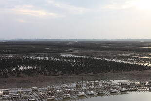 俯瞰广袤大地与稀疏村落