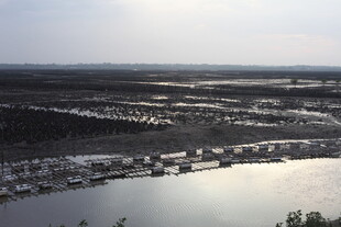 俯瞰广袤水域与周边地貌