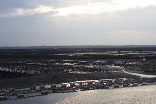 俯瞰水域旁的开阔地貌