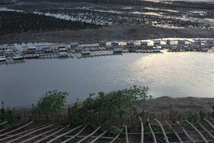 俯瞰宁静港湾与船只