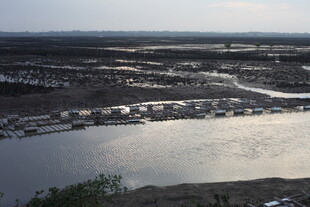 俯瞰河畔城镇景观