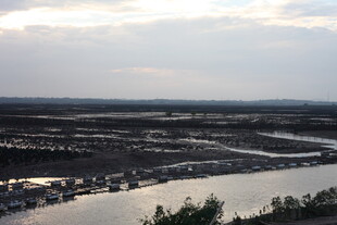 俯瞰河流与广袤大地景观
