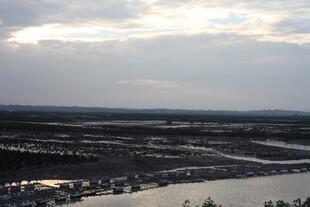 广阔原野上的天空与水域