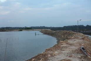 湖畔施工现场的宁静景致