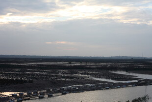 俯瞰开阔水域与广袤大地