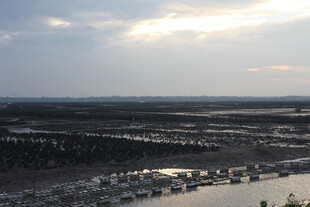 航拍黄昏下的广袤水域景观