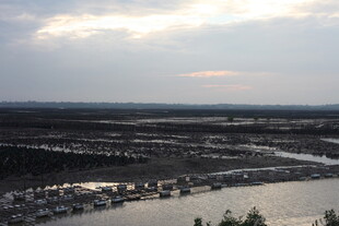 俯瞰城郊河流与聚落景观
