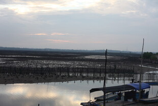 宁静水边码头景象