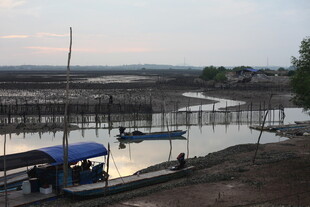 黄昏河畔的静谧水上场景