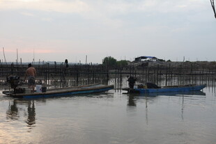 黄昏下的水上码头景象