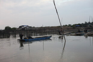 河畔停泊的小船