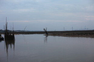宁静湖面的船只倒影