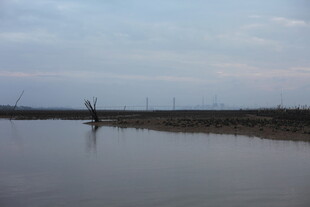 黄昏下的静谧水域