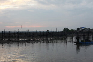 黄昏湖畔码头静谧景象