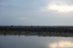 夕阳下的平静湖面