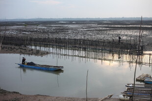 海边渔村小船静谧景象