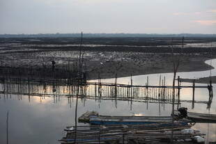 黄昏下宁静的河畔码头