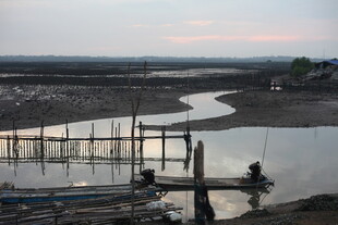 黄昏下的宁静河畔码头