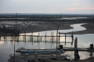 河畔码头的静谧黄昏景象