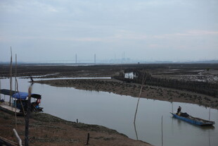 海边渔村宁静景象