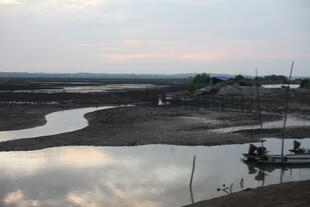 黄昏河畔小船静谧景象