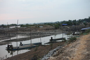 河边停泊的船只与岸景