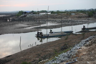 河边停泊的小船与围栏